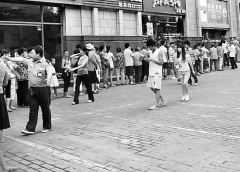 肉价频频上涨 西安部分市民囤购冷冻猪肉